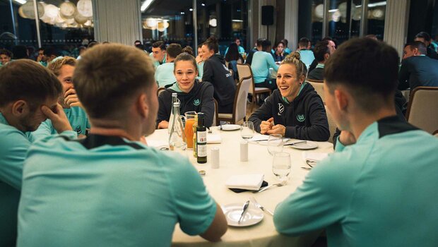 Die Spielerinnnen und Spieler des VfL Wolfsburg beim gemeinsamen Abendessen im Trainingslager in Portugal.