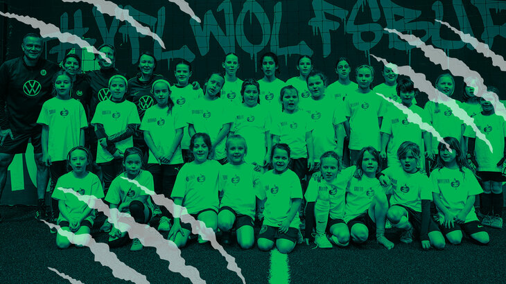 Eine Grafik des VfL Wolfsburg zu den Wolfsspuren. Im Hintergrund ist das Mannschaftsbild des "Girls only"-Camps. 