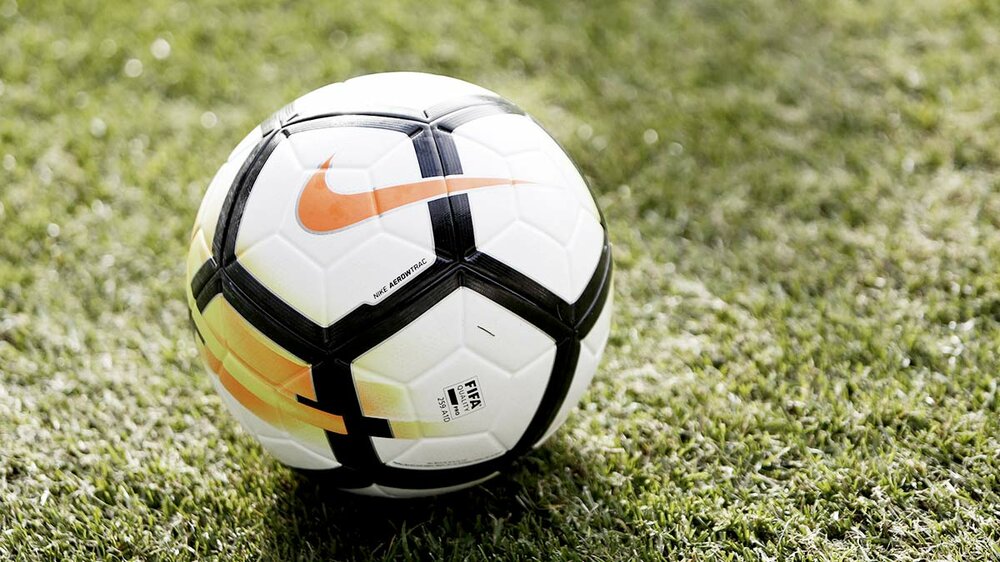Ein Ball von Nike liegt auf dem Rasen.