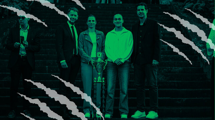 VfL Wolfsburg Spielerinnen Tabea Sellner und Diana Nemeth sowie Direktor Frauenfußball Ralf Kellermann und Oberbürgermeister Weilmann stehen nebeneinander. Vor Ihnen steht der Pokal. Über den Bild liegt ein grüner Farbfilter. Oben links, rechts und unten links sind weiße Streifen in der Ecke, diese sollen die Wolfsspuren signalisieren.