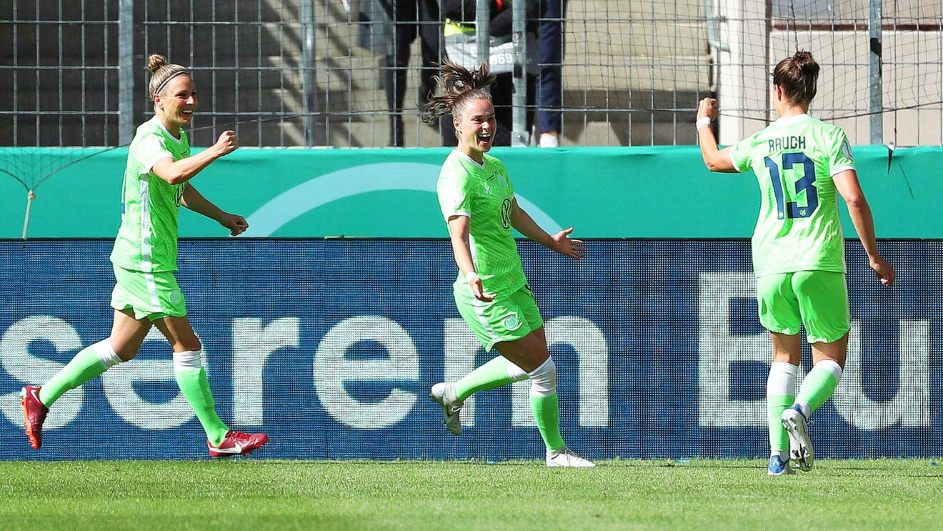 Stürmerin Ewa Pajor vom VfL Wolfsburg jubelt nach ihrem ersten Treffer im DFB Pokalfinale.