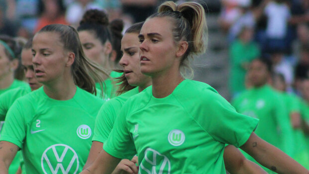 Die VfL Wolfsburg-Spielerinnen mit Jill Roord im Vordergrund machen sich für ein Spiel warm.