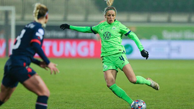 Kathi Hendirch vom VfL Wolfsburg spielt den Ball.