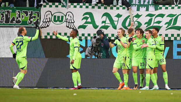 Die Spieler des VfL Wolfsburg feiern nach dem Spiel gegen den SC Freiburgbei mit den Fans.
