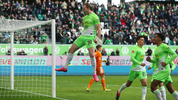 Der VfL-Wolfsburg-Spieler Patrick Wimmer jubelt nach seinem Tor.