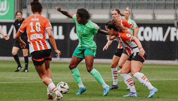 VfL-Wolfsburg-Spielerin Lineth Beerensteyn im dribbling mit drei Spielerinnen der PSV Eindhoven.