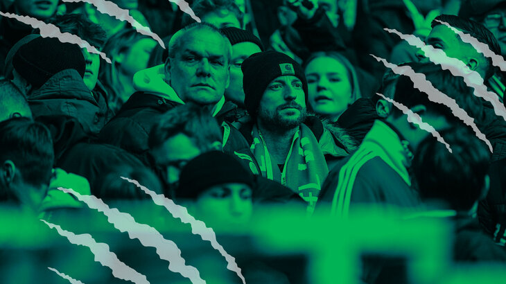 VfL Wolfsburg Spieler Maximilian Arnold steht beim Auswärtsspiel in Bremen im Fanblock.