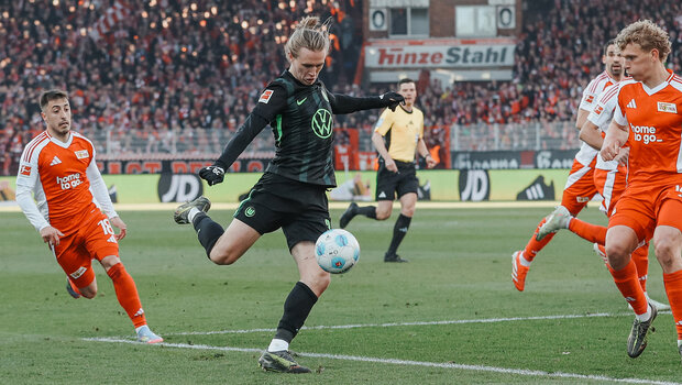 VfL-Wolfsburg-Spieler Patrick Wimmer schießt den Ball.