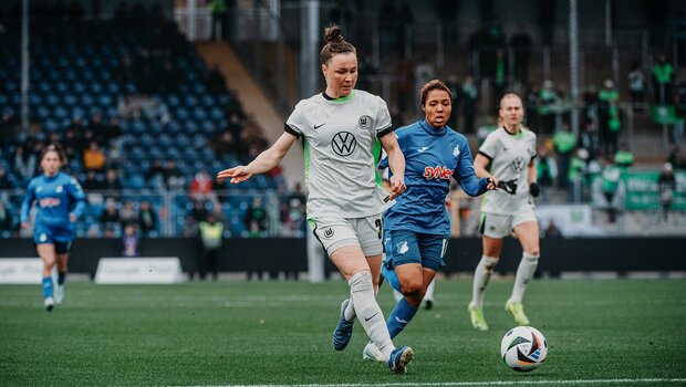 VfL-Wolfsburg-Spielerin Marina Hegering läuft mit dem Ball.