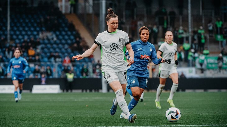 VfL-Wolfsburg-Spielerin Marina Hegering läuft mit dem Ball.