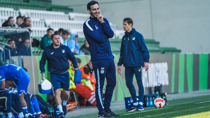 Dennis da Silva Felix steht lächelnd am Spielfeldrand im AOK Stadion.