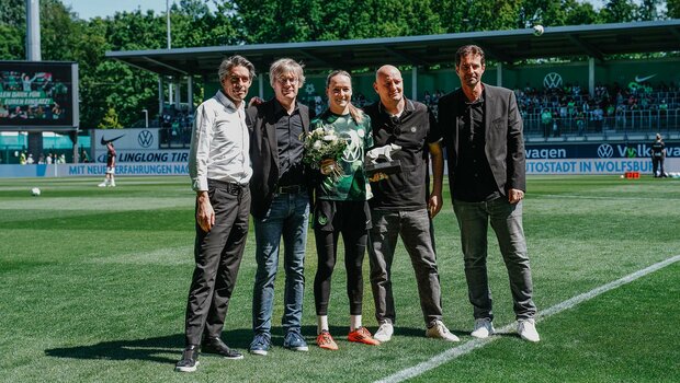VfL-Wolfsburg-Spielerin Lisa Schmitz wird verabschiedet.