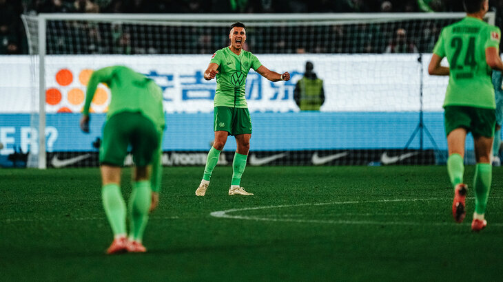 Der VfL-Wolfsburg-Spieler Kilian Fischer jubelt.