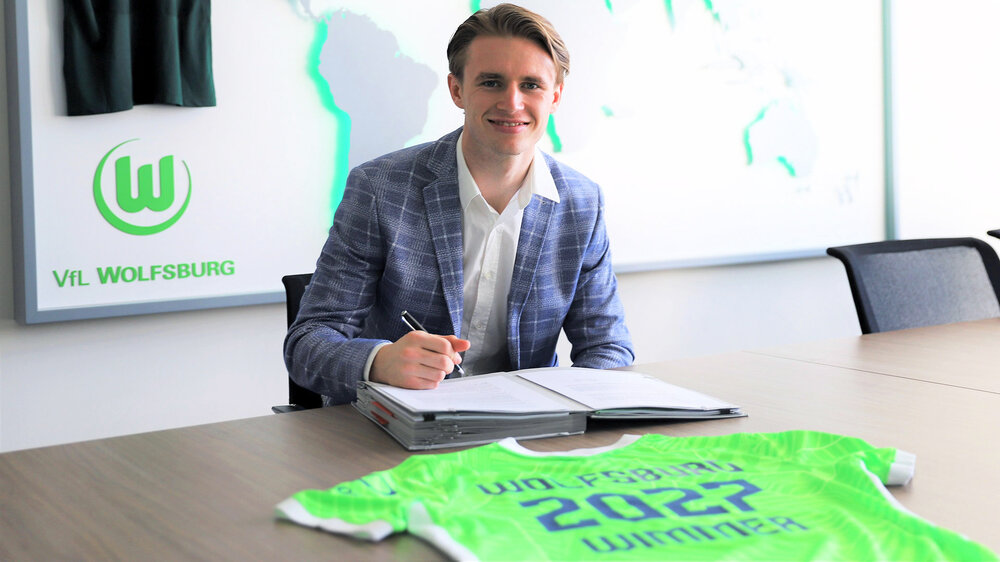Patrick Wimmer unterzeichnet seinen Vertrag bei den Wölfen.
