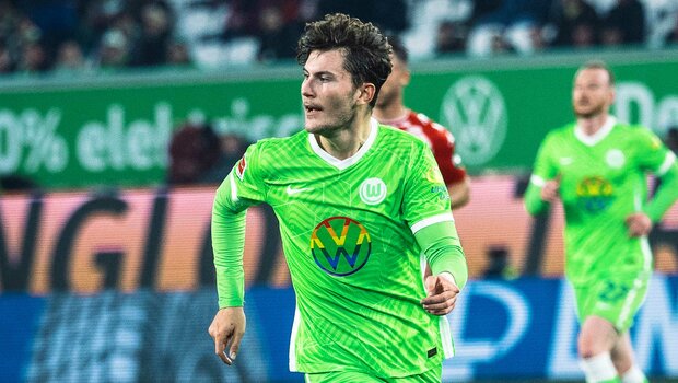 VfL Wolfsburg Spieler Jonas Wind beim Vielfaltsspieltag mit regenbogenfarbenem VW-Logo auf der Brust.