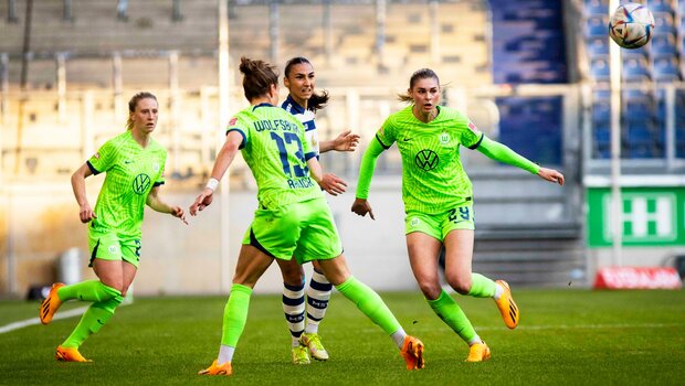 Drei Spielerinnen des VfL Wolfsburg gegen eine Spielerin des MSV Duisburg. Der Ball fliegt von der rechten Seite auf die Spielerinnen zu. 