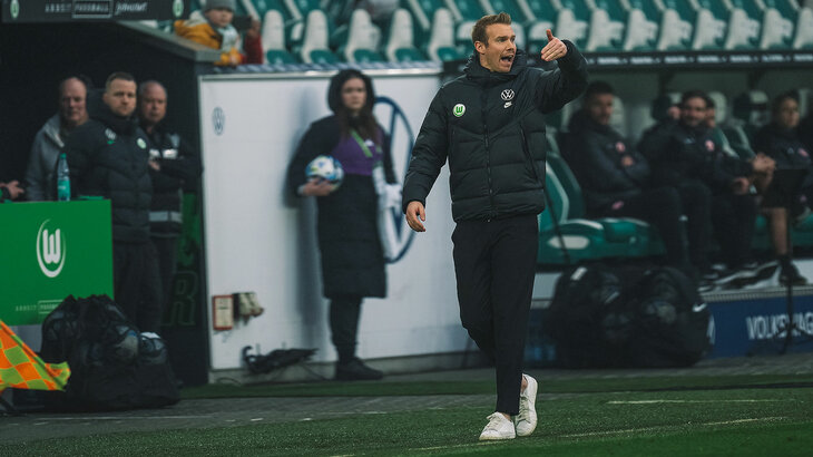 Tommy Stroot, Chef-Trainer des Frauen-Teams vom VfL Wolfsburg, gibt vom Spielfeldrand aus Anweisungen ans Team. 