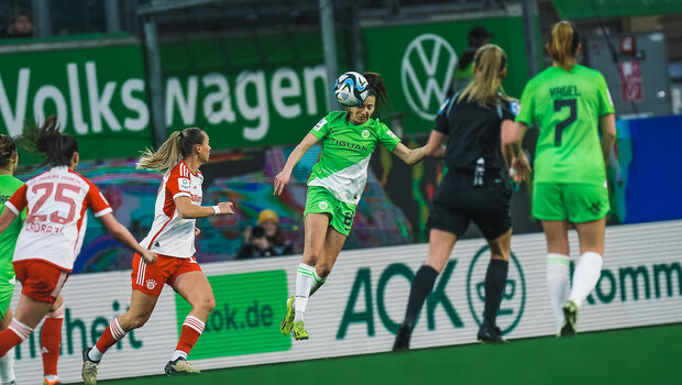 VfL-Wolfsburg-Spielerin Joelle Wedemeyer springt zum Kopfball hoch.