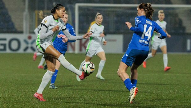 Sveindis Jonsdottir vom VfL Wolfsburg schießt mit dem rechten Fuß den Ball. Von vorne kommt Gegenspielerin Lisa Doorn auf Sie zu um an den Ball zu kommen.