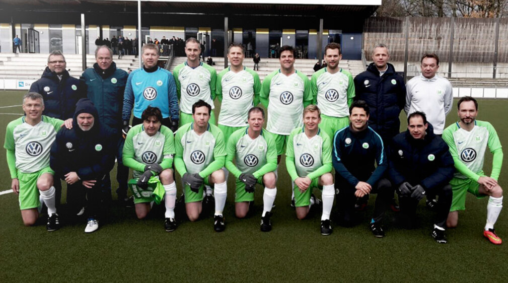 Die Traditionsmannschaft des VfL Wolfsburg posiert zu einem Gruppenfoto. 