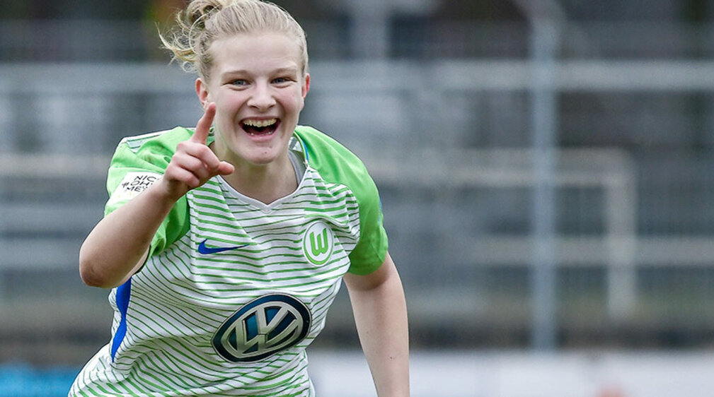 Anna-Lena Stolze vom VfL Wolfsburg freut sich. 