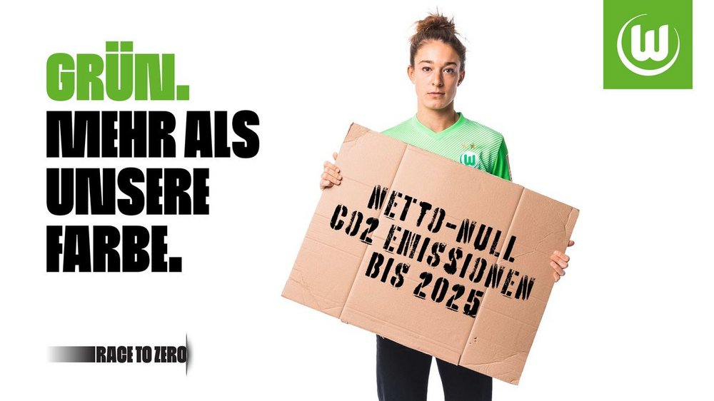 VfL Wolfsburg-Spielerin Rauch mit Plakat in der Hand im Rahmen der "Race to Zero" Kampagne.