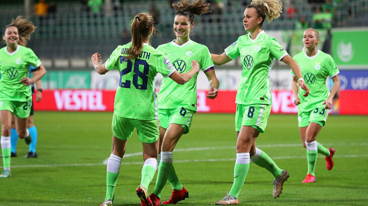 Die Spielerinnen des VfL Wolfsburg jubeln.