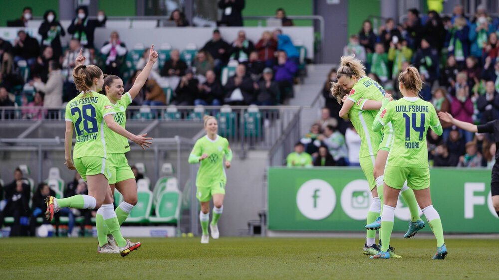 Sechs Wölfinnen laufen jubelnd aufeinander zu im Spiel des VfL Wolfsburg gegen Hoffenheim.
