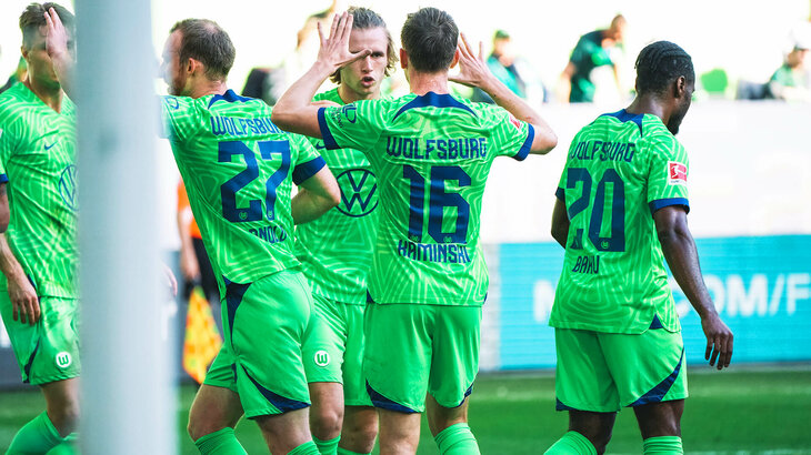 Die VfL-Wolfsburg-Spieler jubeln.