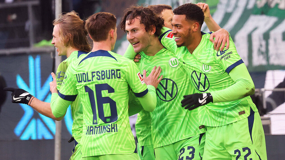 Die Spieler des VfL-Wolfsburg bejubeln den Treffer von Jonas Wind gegen den SC Freiburg.