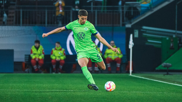 VfL-Wolfsburg-Spieler Micky van de Ven schießt den Ball.