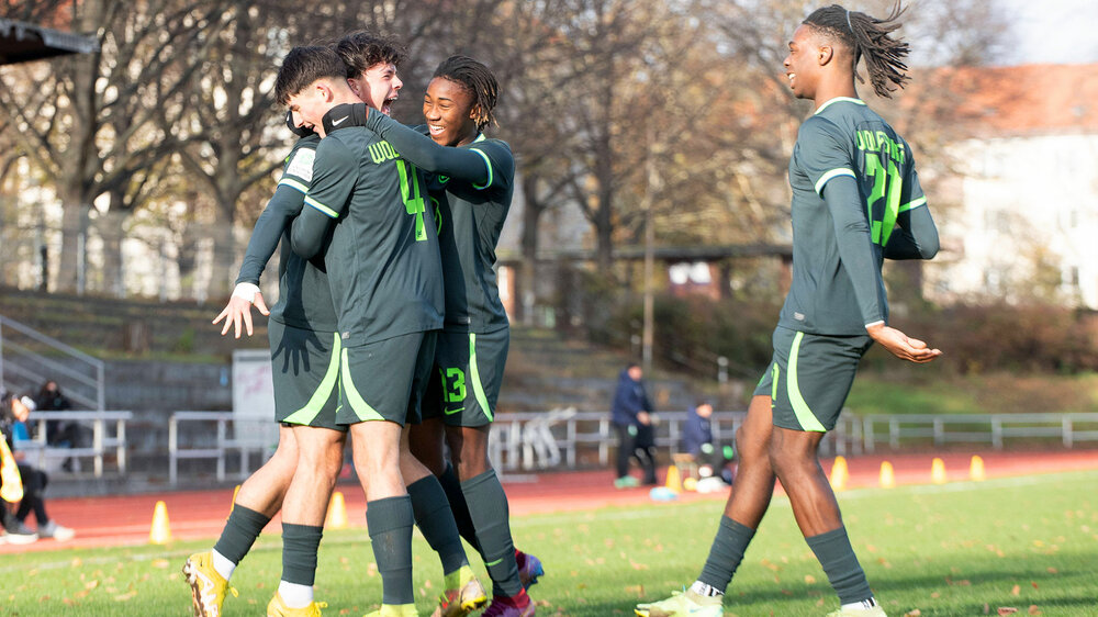 Die Nachwuchsspieler der U19 des VfL Wolfsburg bejubeln einen Treffer.