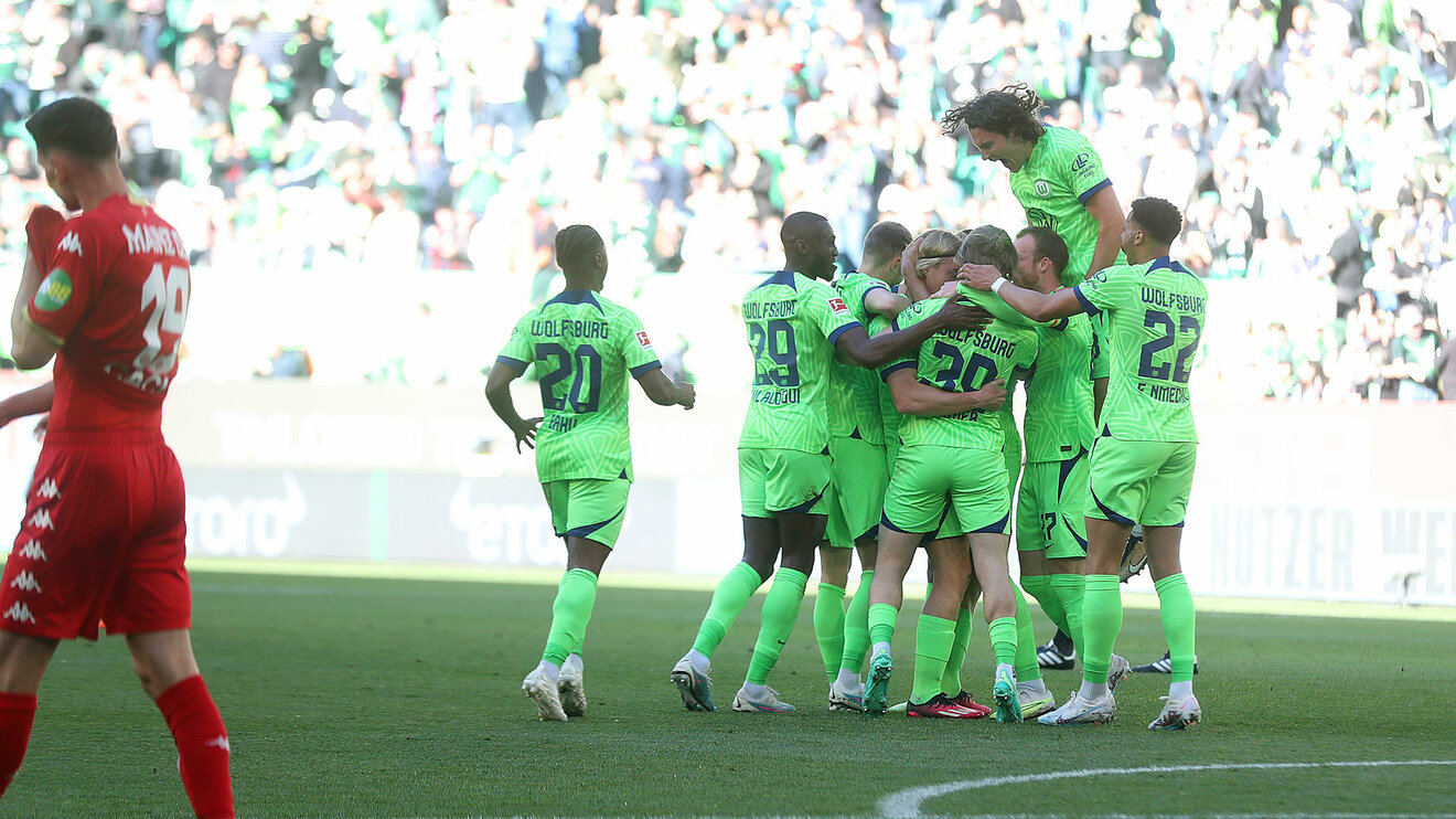 Das Team vom VfL Wolfsburg jubelt über den Sieg gegen den 1. FSV Mainz 05.