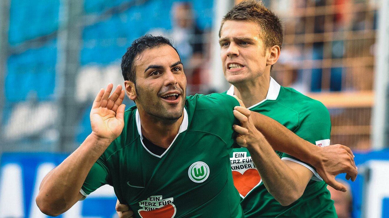 Die ehemaligen VfL-Wolfsburg-Spieler Mahir Saglik und Zwetschge Misimovic laufen gemeinsam über den Platz und jubeln.