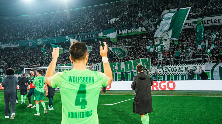 Die Spieler des VfL Wolfsburg sind ach dem gewonnenen Pokalspiel gegen Dortmund auf dem Weg zur Nordkurve um mit den Fans zu feiern.