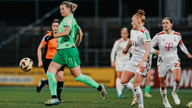 Die VfL-Wolfsburg-Spielerin Alexandra Popp im Zweikampf um den Ball.