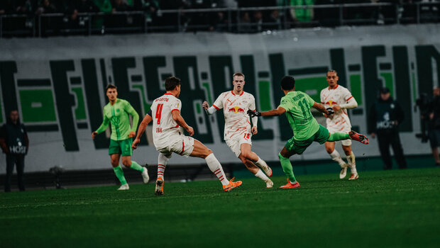 Der VfL-Wolfsburg-Spieler Tiago Tomas schießt den Ball.