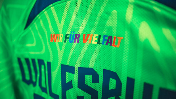 Das VfL-Wolfsburg-Trikot von hinten mit der Aufschrift "Wir für Vielfalt".