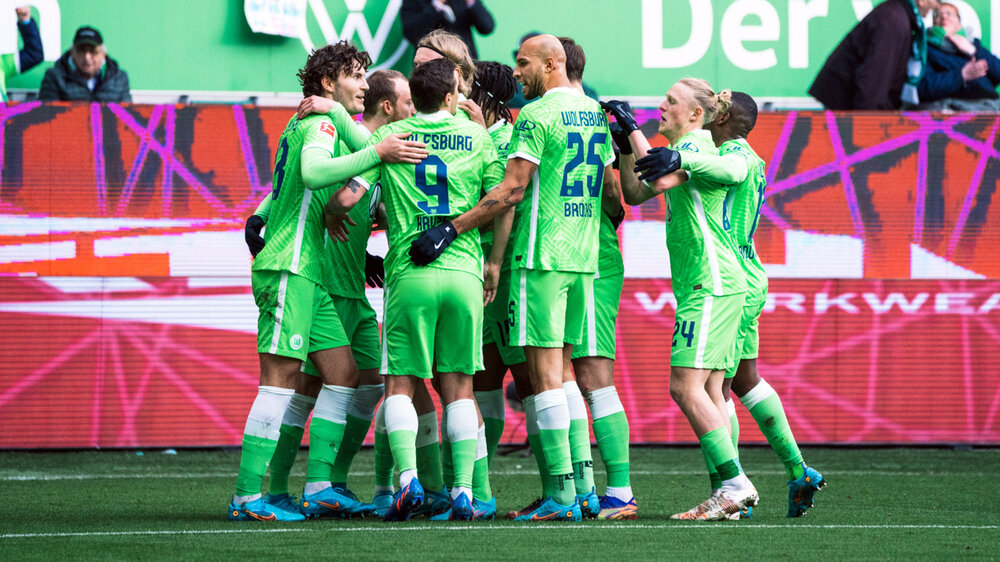 Die Spieler des VFL Wolfsburg bejubeln ein Tor.