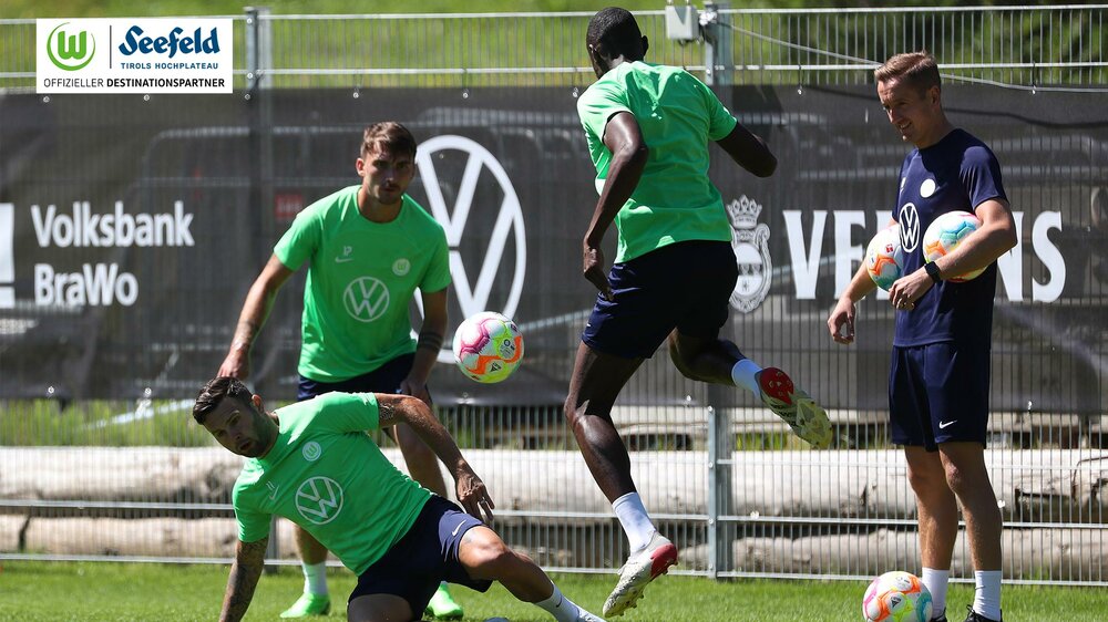 Die VfL Wolfsburg-Spieler Renato Steffen und Josuha Guilavogui im Zweikampf um denn Ball.