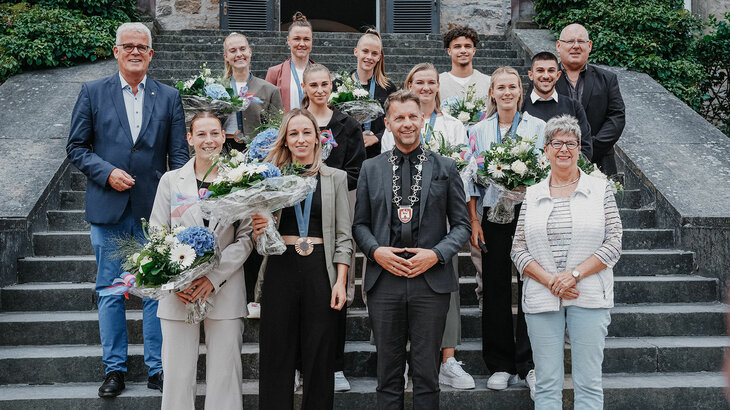 Die VfL-Wolfsburg Olympioniken posieren für ein Bild.