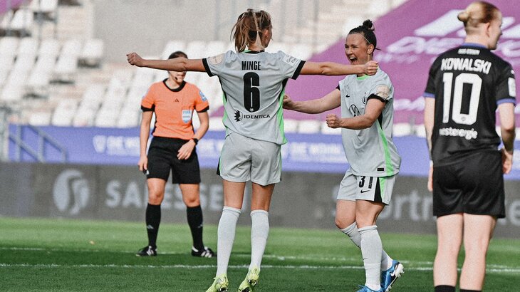 Die VfL-Wolfsburg-Spielerinnen Janina Minge und Marina Hegering jubeln.