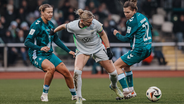 Die VfL-Wolfsburg-Spielerin Alexandra Popp am Ball.