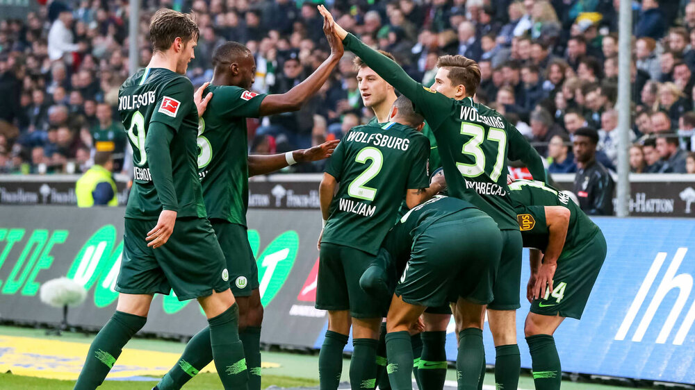Die Spieler des VfL Wolfsburg beim jubeln.