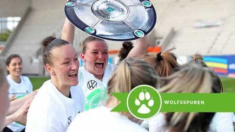 VfL Wolfsburg Spielerin Alex Popp hält die vorläufige Deutscher Meister Schale in die Luft.