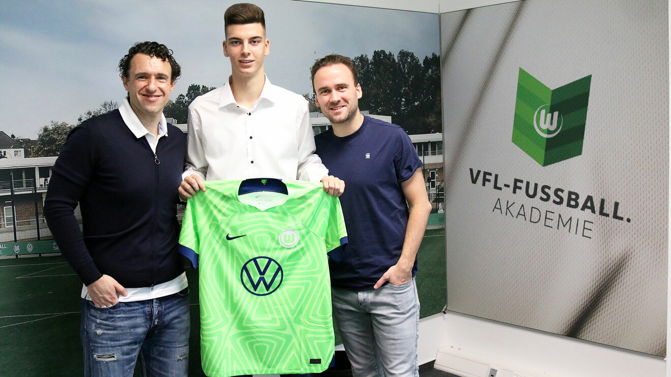 Amar Ibrisimovic mit einem Trikot des VfL Wolfsburg. 