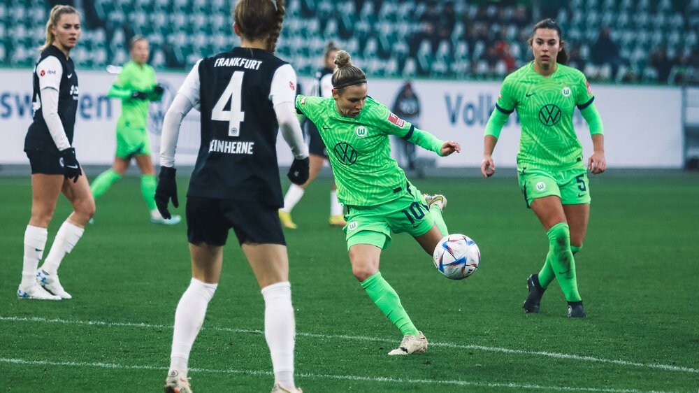 VfL-Wolfsburg-Spielerin Svenja Huth schießt dn Ball aufs Tor.
