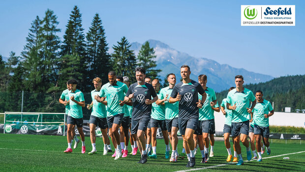 Die Spieler des VfL Wolfsburg beim Lauftraining im Trainingslager in Seefeld.