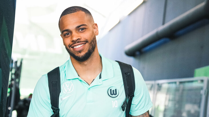 VfL-Wolfsburg-Spieler Lukas Nmecha lächelt.
