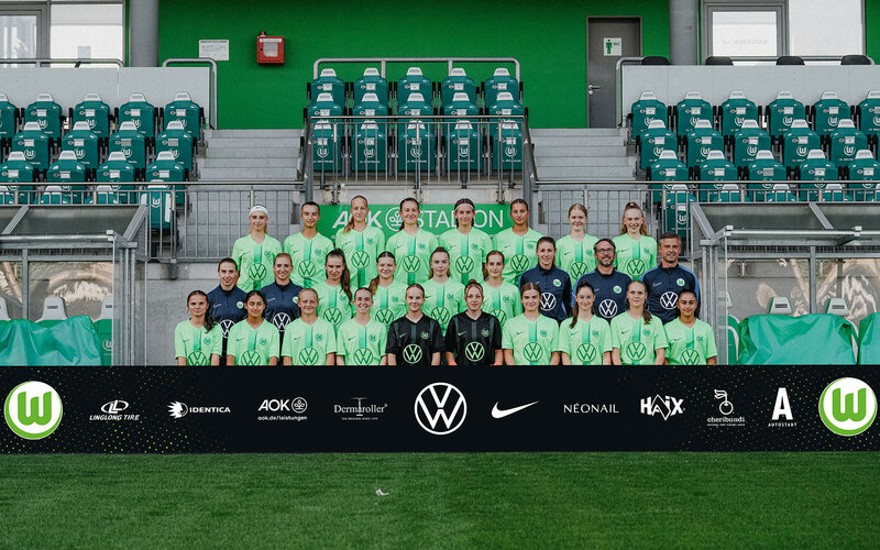 Das Juniorinnen U17-Team des VfL Wolfsburg posiert für ein Mannschaftsfoto.